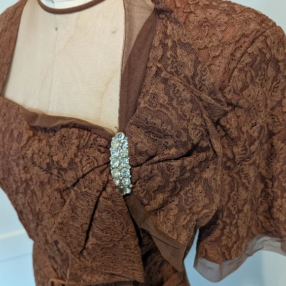 Stunning Vintage 1940s Volup Brown Lace Dress with Matching Belt and Gloves